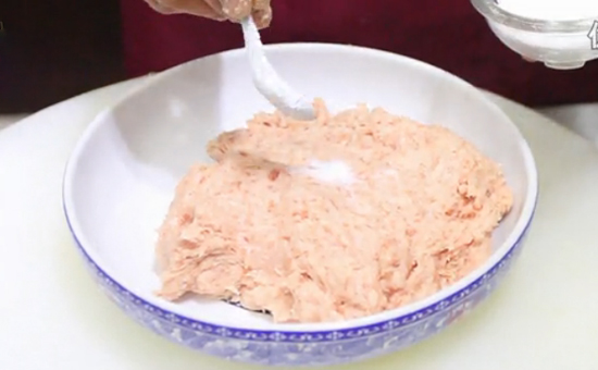 将肉加入盐、鸡精等调味料——贵阳新东方烹饪学校