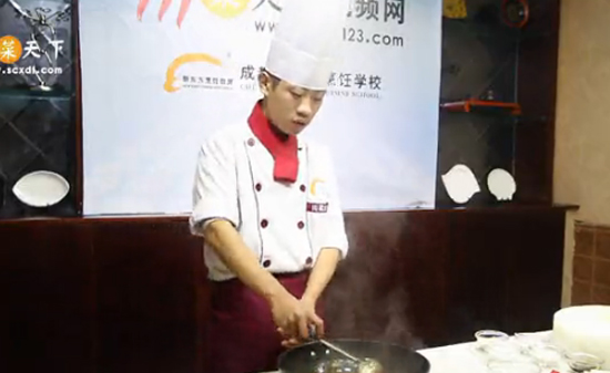 加入鲜汤，大火烧开，小火慢炖——贵阳新东方烹饪学校