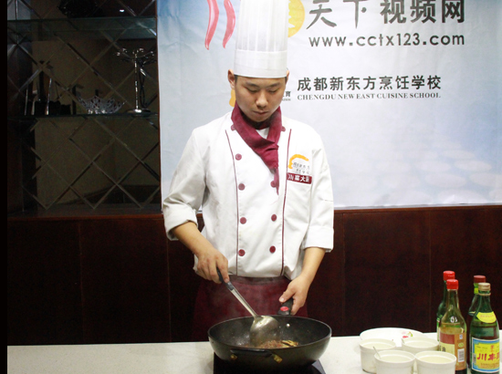 将炸好的鱼煮入味——贵阳新东方烹饪学校