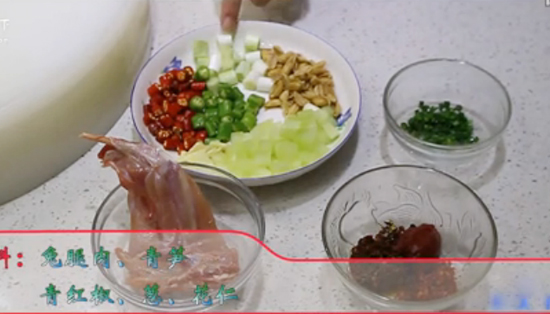 制作鲜椒鸡丁的主辅料——贵阳新东方烹饪学校