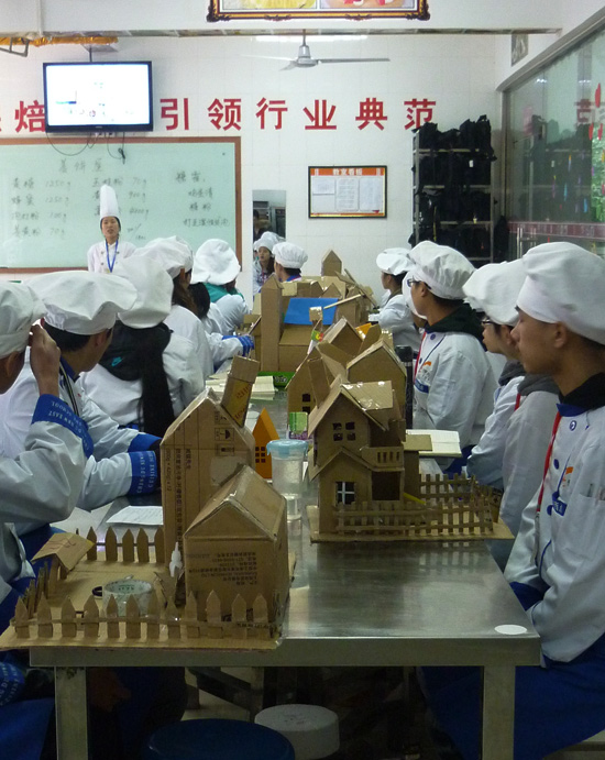 贵阳新东方烹饪学校西点学子制作“圣诞小屋”——贵阳新东方烹饪学校