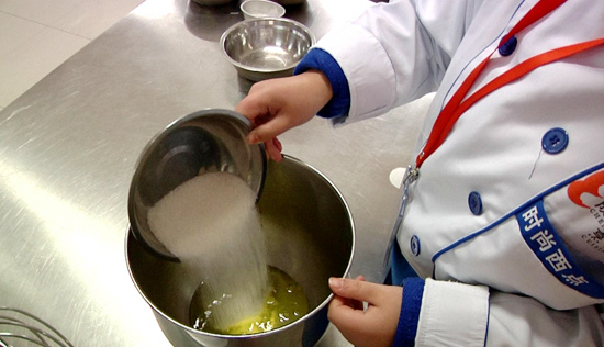 将蛋清、白糖、塔塔粉、盐放入搅拌缸里，先慢速搅拌至糖化——贵阳新东方烹饪学校