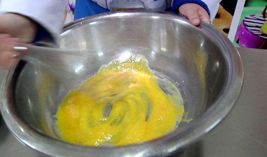 在蛋黄中加入白糖，将糖搅拌化开——贵阳新东方烹饪学校