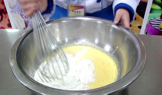 加入牛奶，色拉油搅拌均匀后，加入过筛的干性粉料搅拌——贵阳新东方烹饪学校