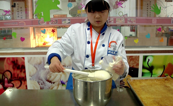 将浆料装入裱花带——贵阳新东方烹饪学校