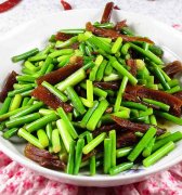 七步享受腊肉条炒蒜苔的家乡味